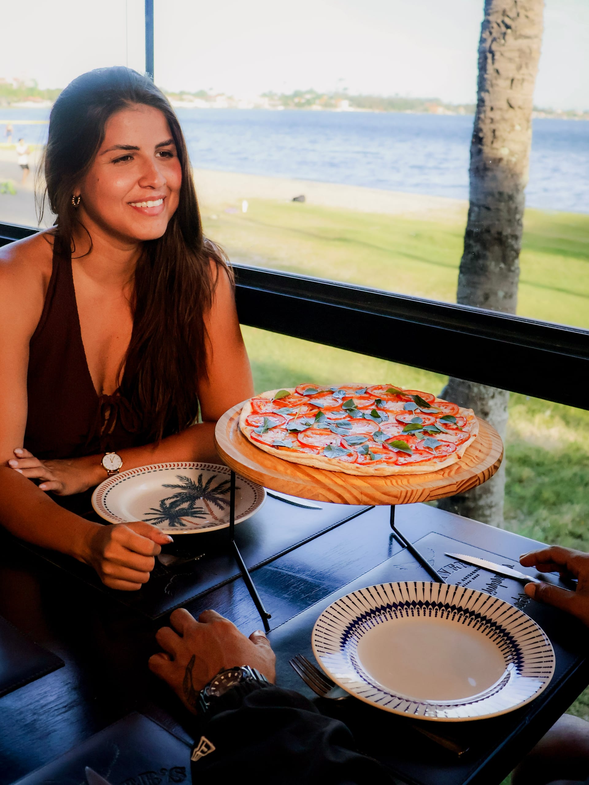 Cliente Øliver's vivendo a experiência do à la carte · ambiente acolhedor · pratos premium