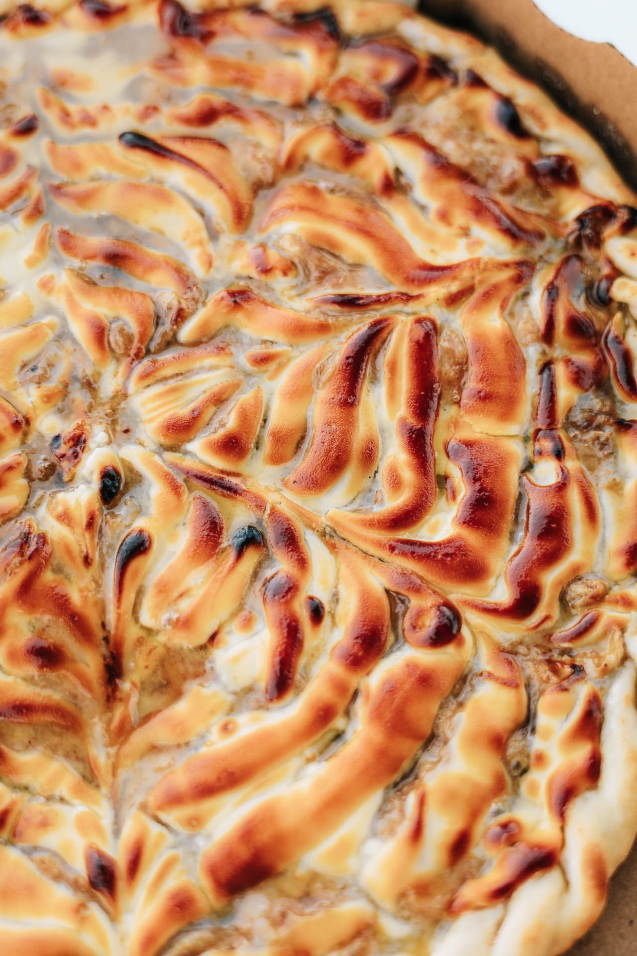 Close-up da textura da pizza Banana na Neve · chocolate branco flambado no estilo nevada