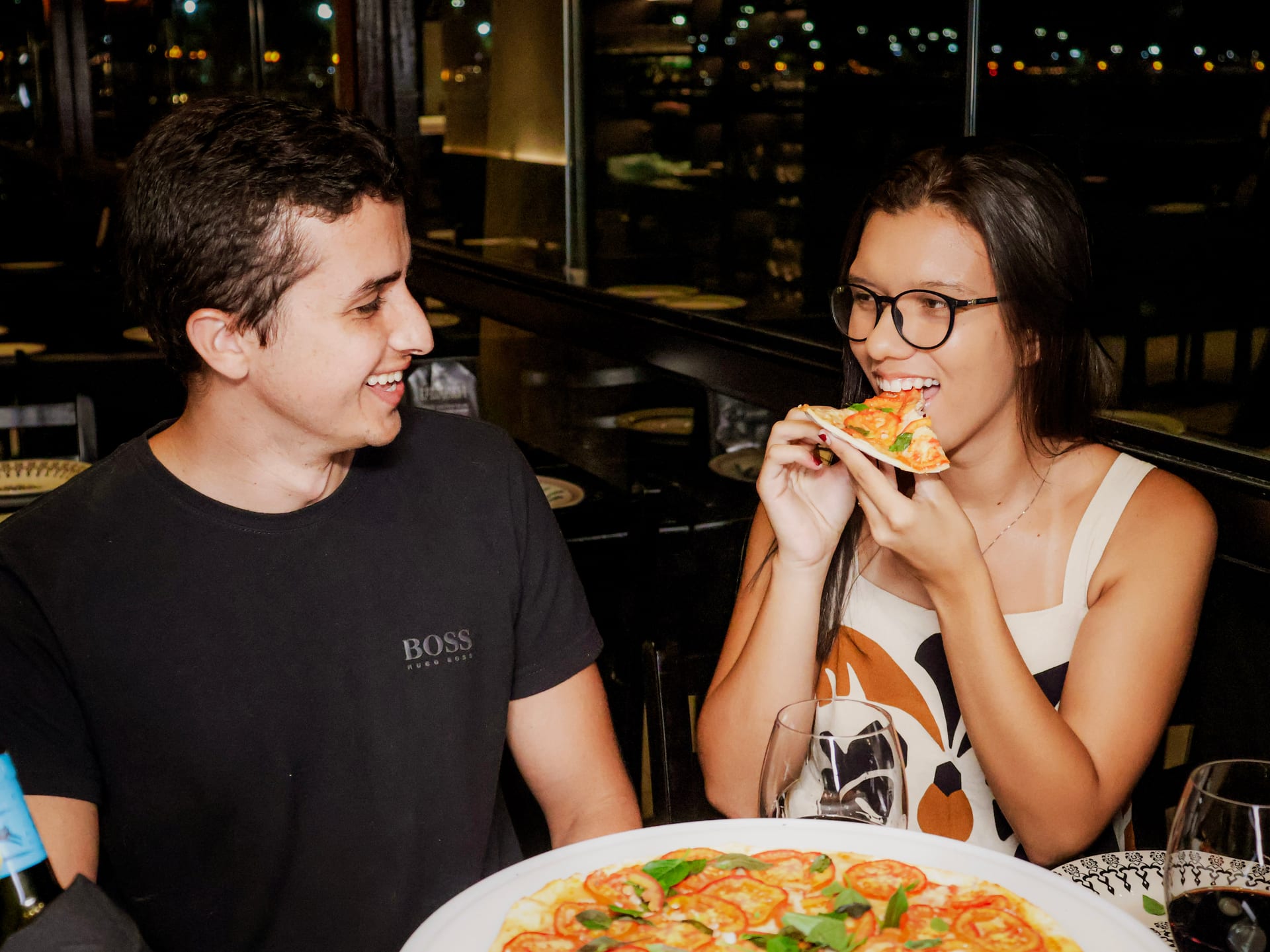 Pizza artesanal Øliver's · prato bonito na mesa