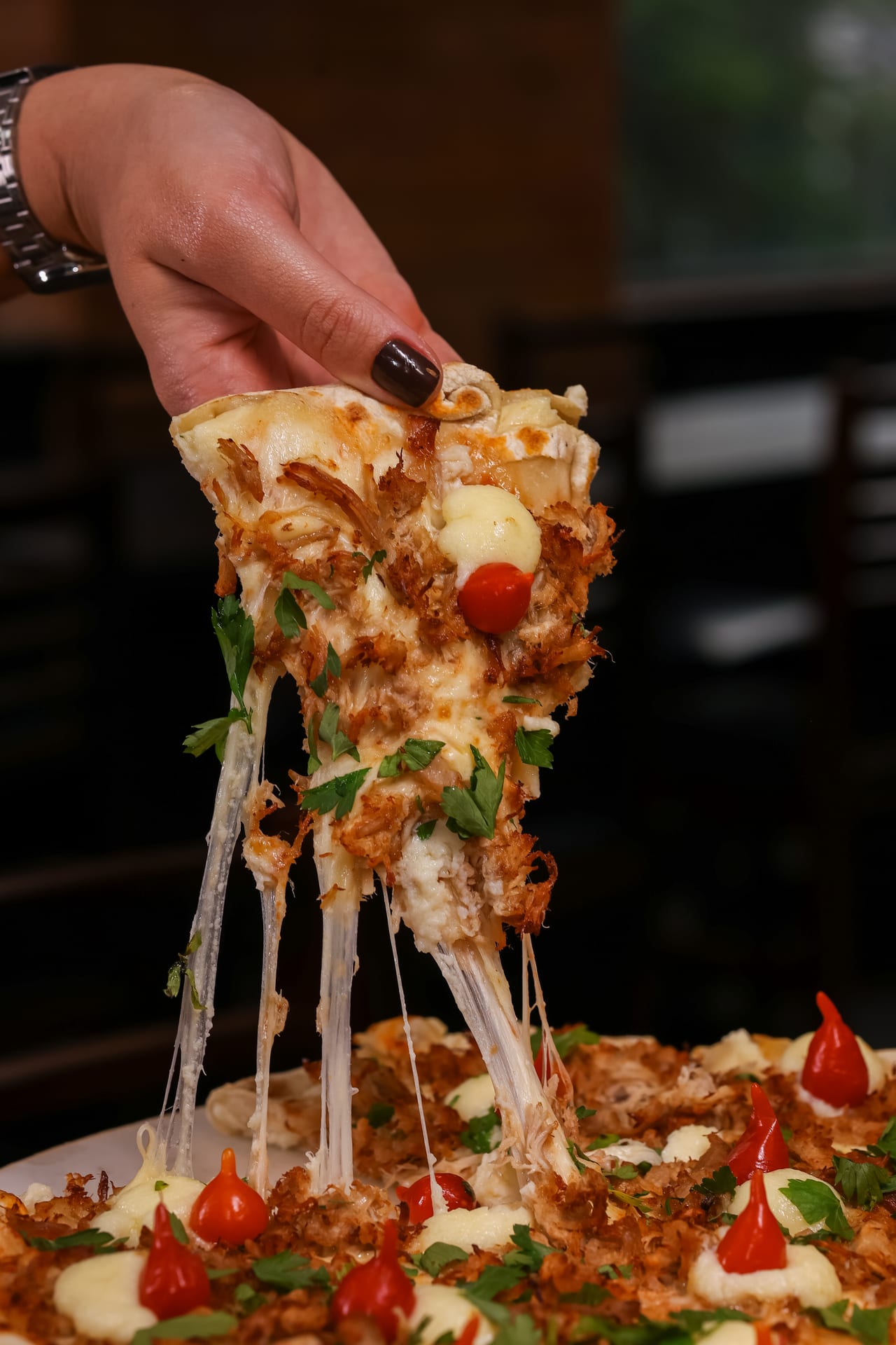 Fatia de pizza Øliver's com tomate cereja e cheese pull dramático