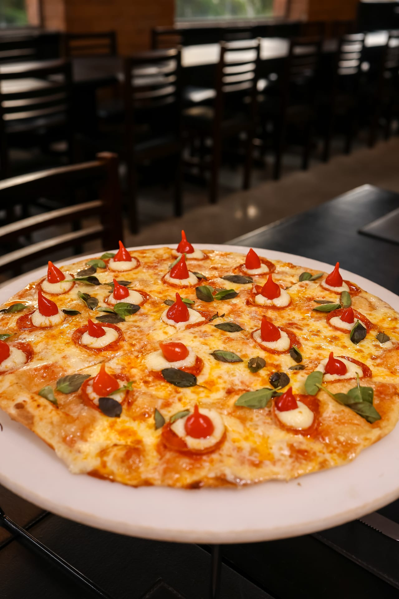 Pizza Øliver's vista de cima com cobertura colorida e fresca