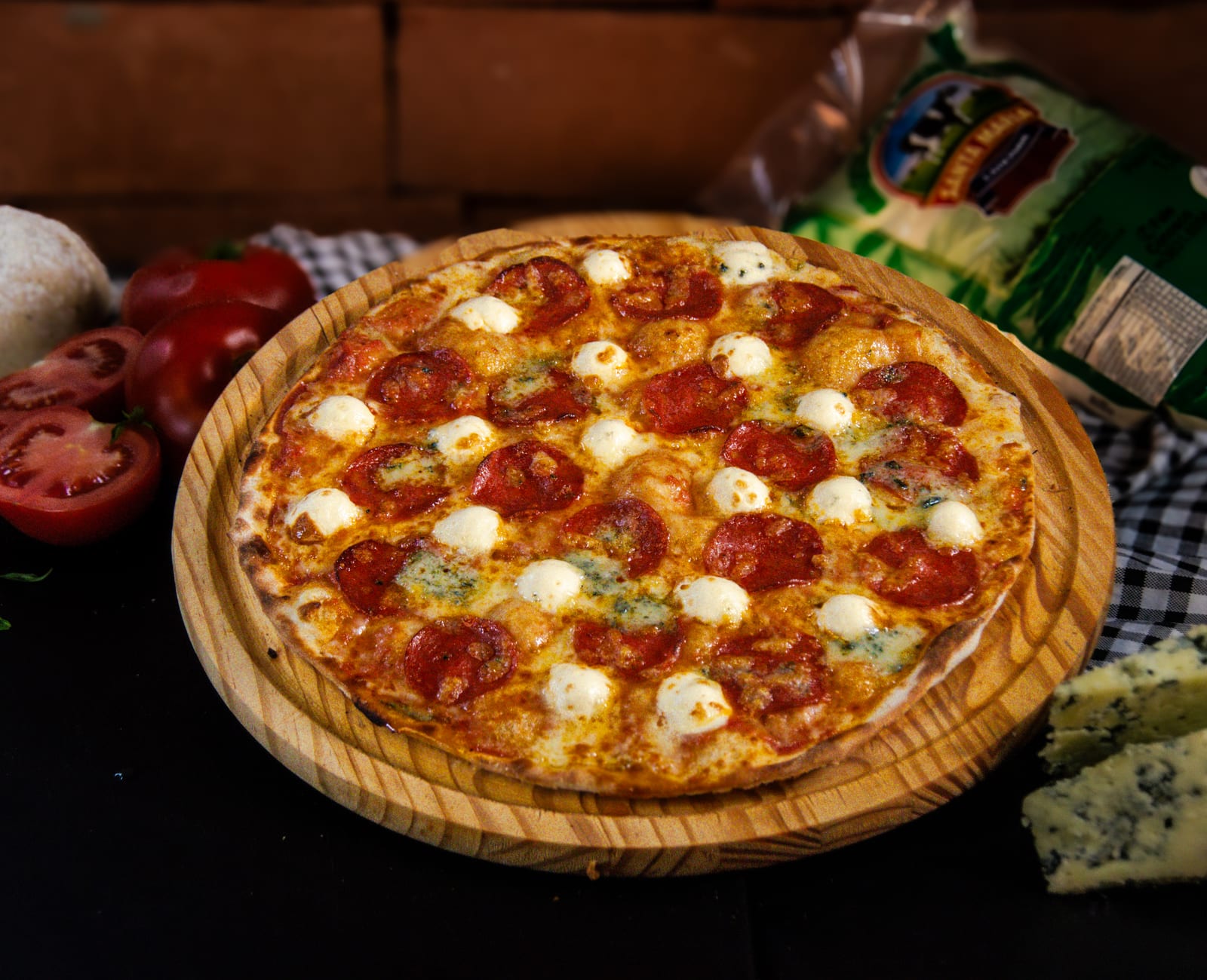 Pizza pepperoni quatro queijos da Øliver's servida em board de madeira · food porn