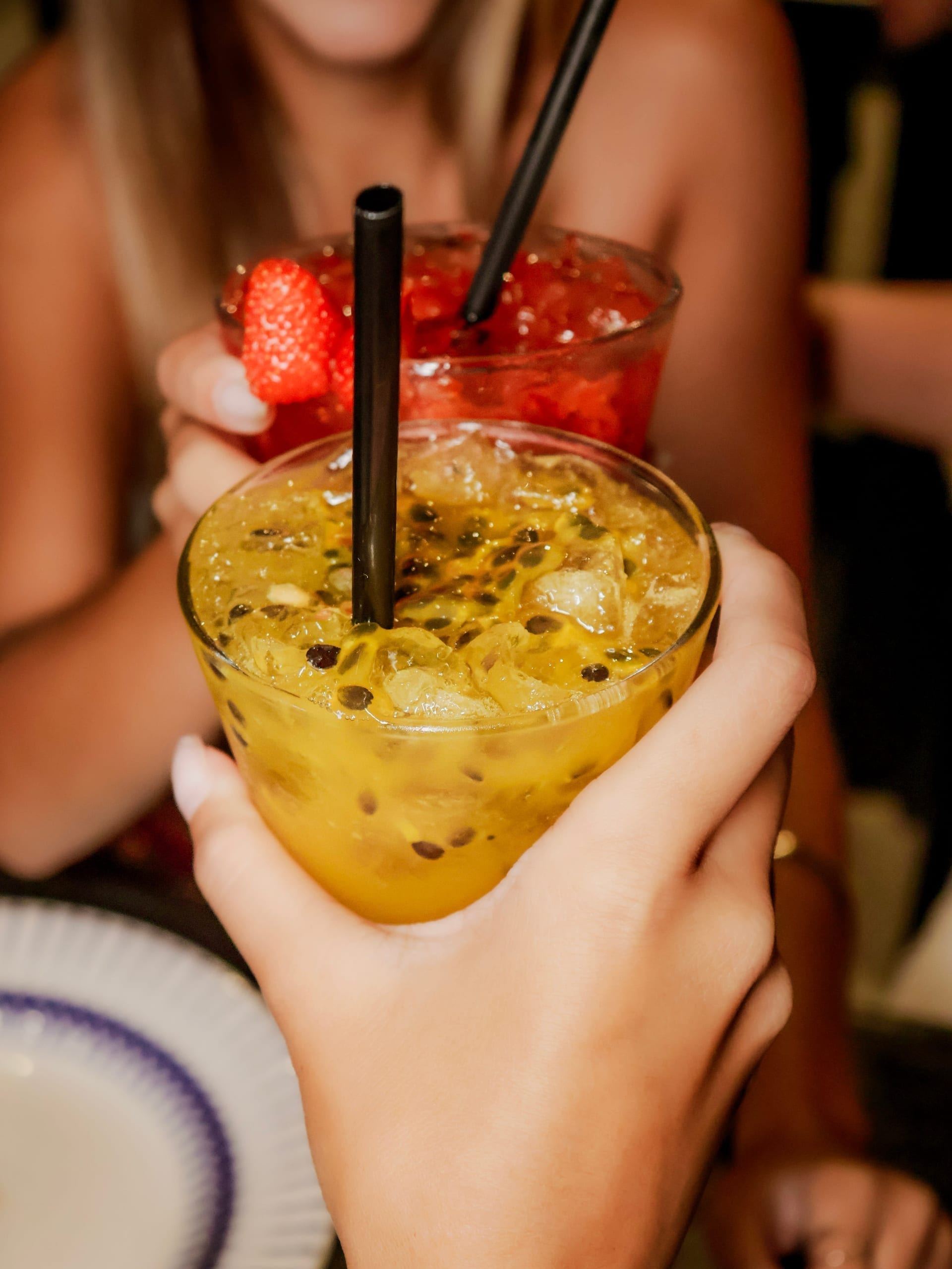 Drinks brindando